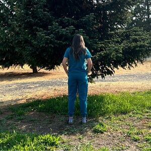 EUC small Figs scrub set